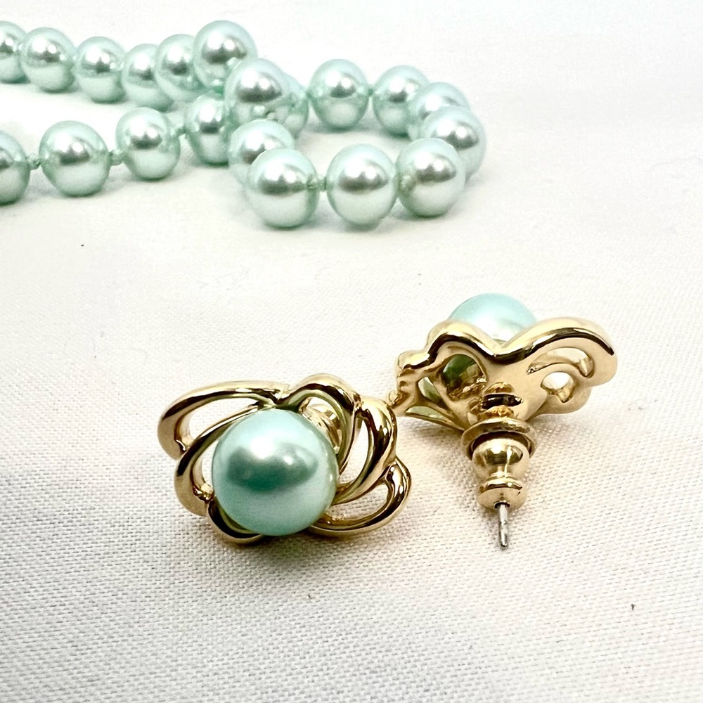 Vintage mint faux pearl necklace with gold earings